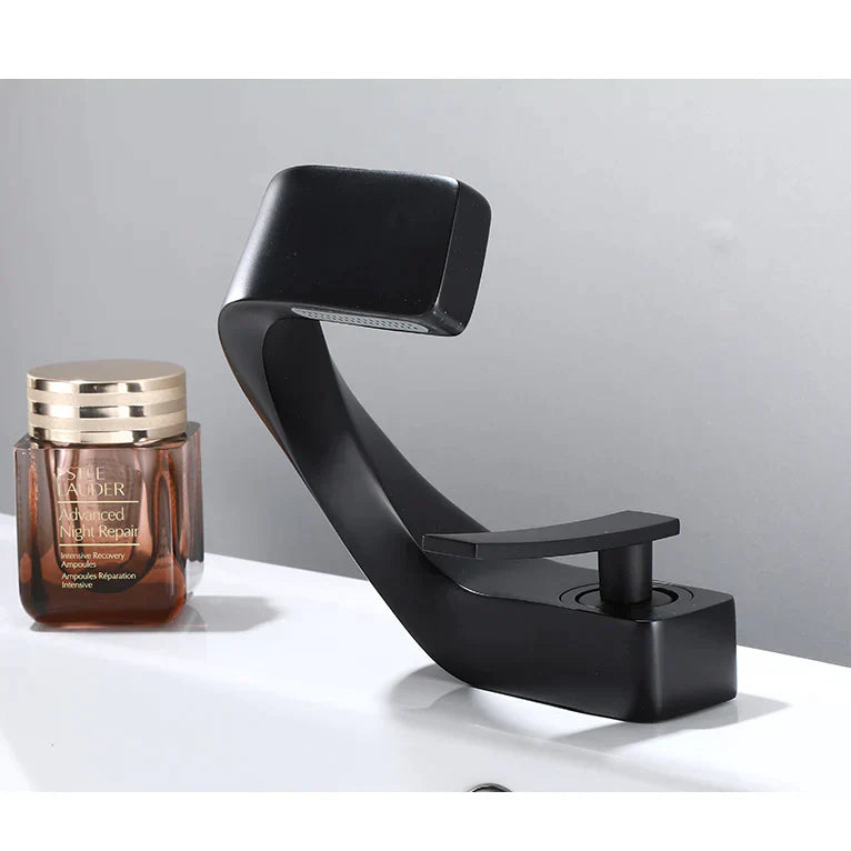 Robinet design incurvé cascade - Noir mat - Laiton