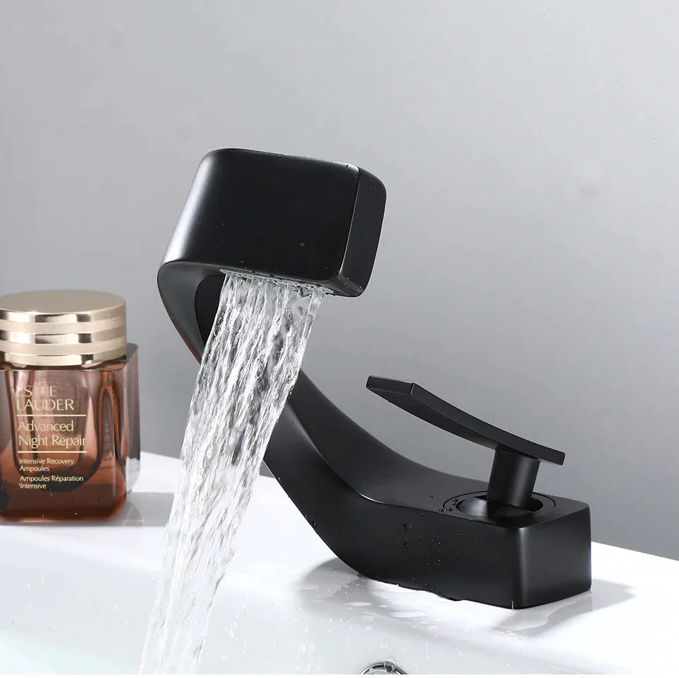 Robinet design incurvé cascade - Noir mat - Laiton