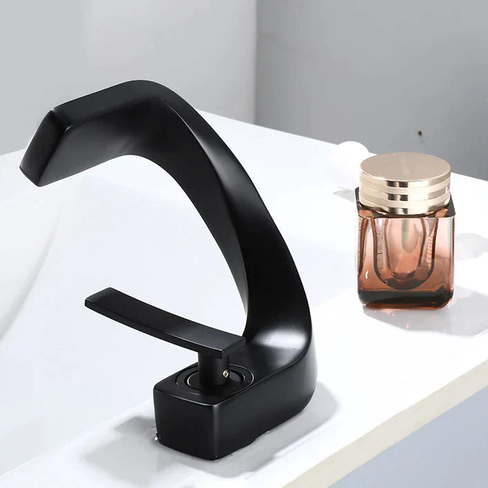 Robinet design incurvé cascade - Noir mat - Laiton