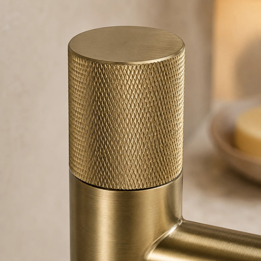 Robinet lavabo salle de bain poignée ronde travaillée - Doré brossé - Laiton