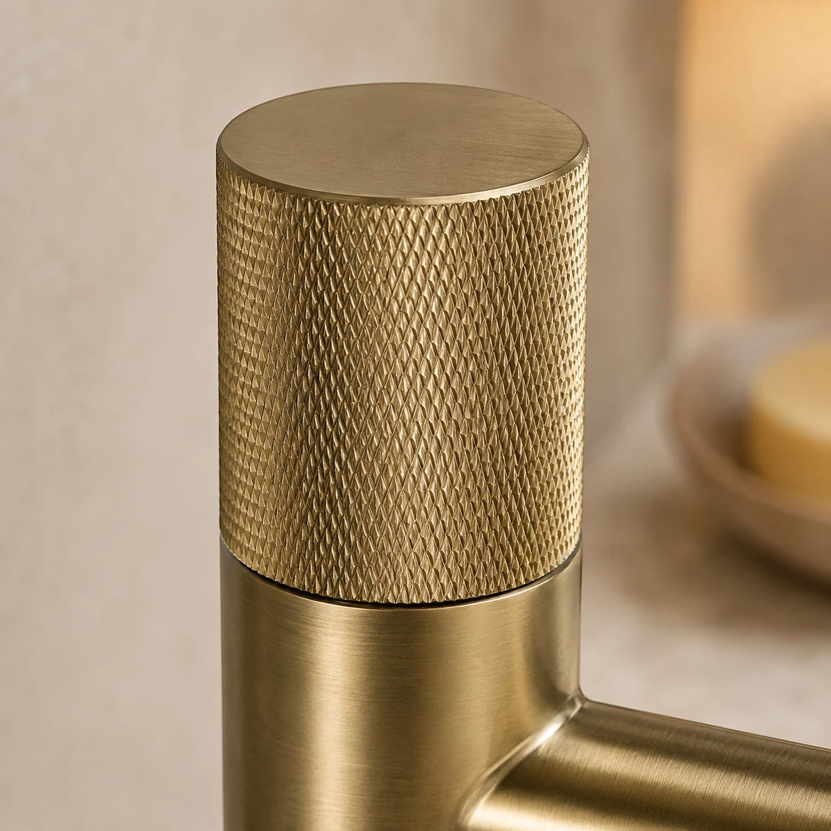 Robinet lavabo salle de bain poignée ronde travaillée - Doré brossé - Laiton